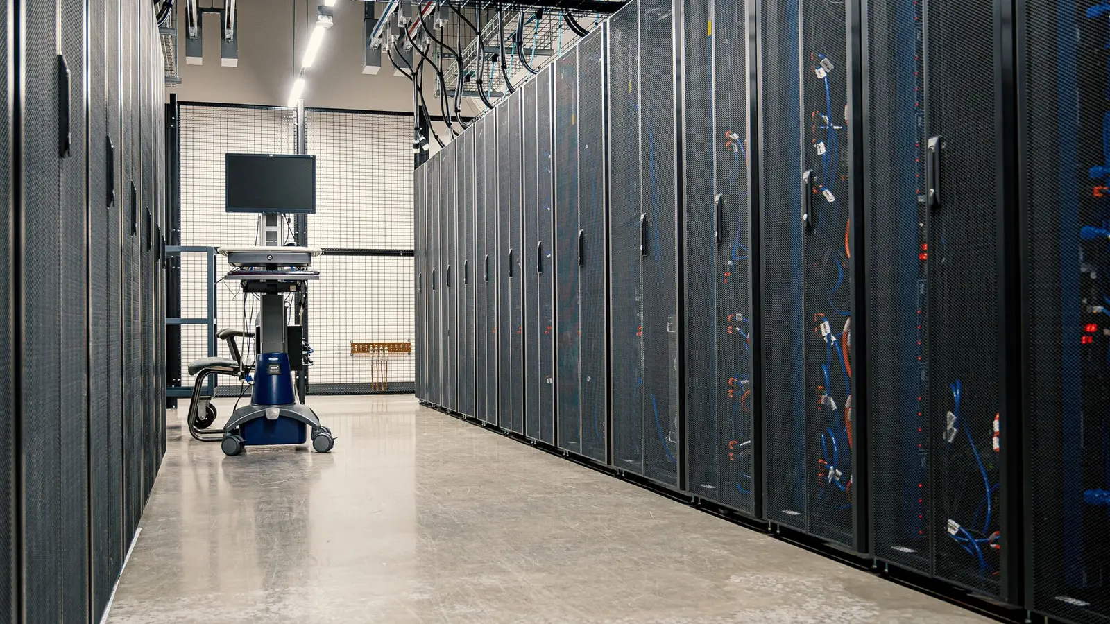 Rack-uri de servere într-un centru de date