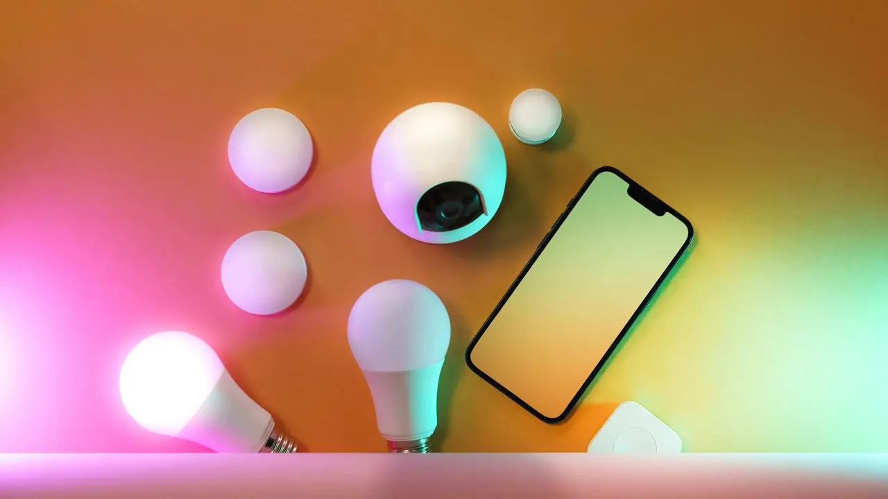 Dispozitive inteligente pentru casă controlate de pe telefon