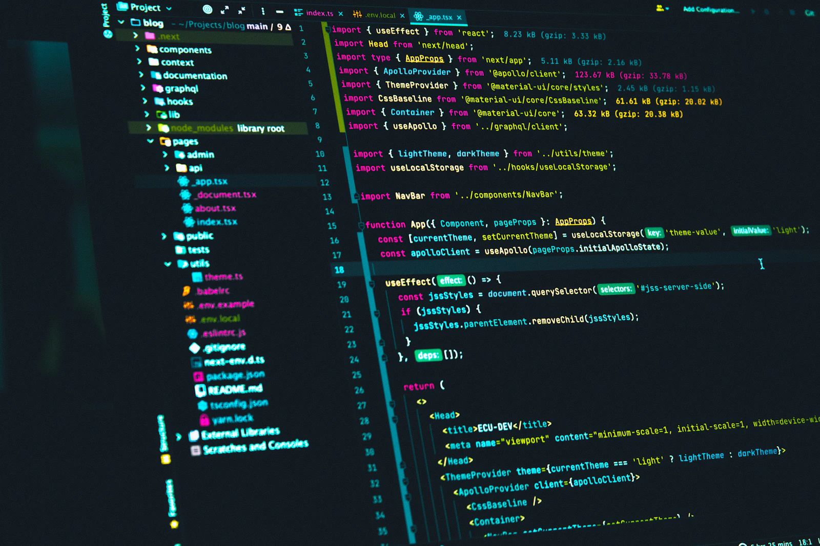Editor de cod afișând codul sursă al unei aplicații web