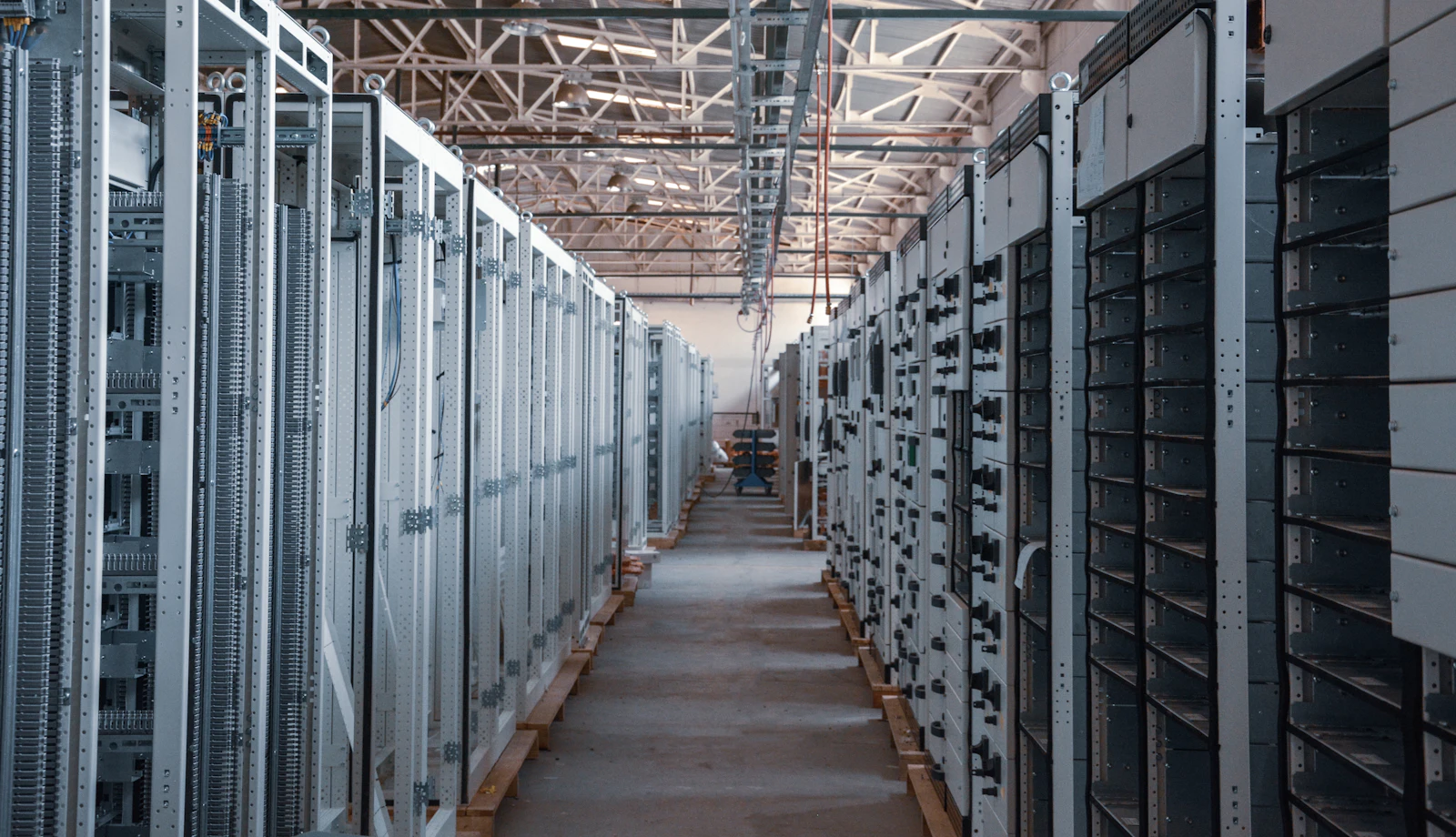 Culoar de centru de date cu rânduri de rack-uri metalice pentru servere