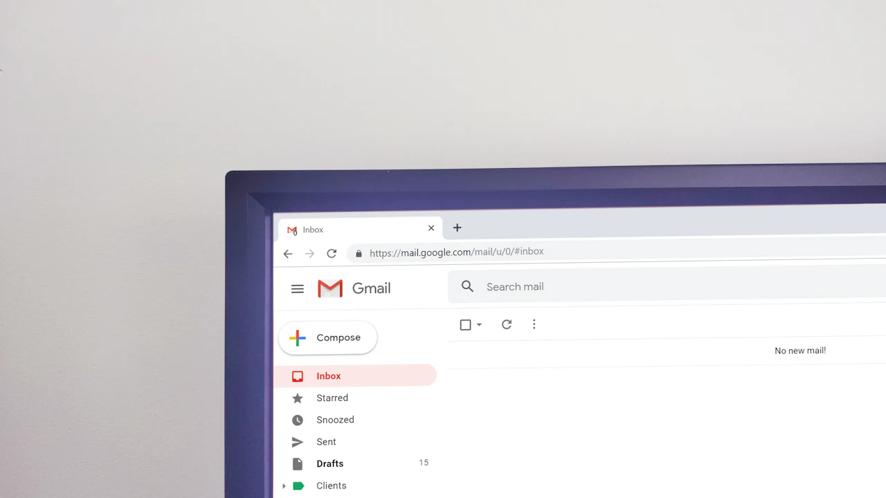 Contabilă privind îngrijorată ecranul laptopului în timp ce verifică emailurile firmei