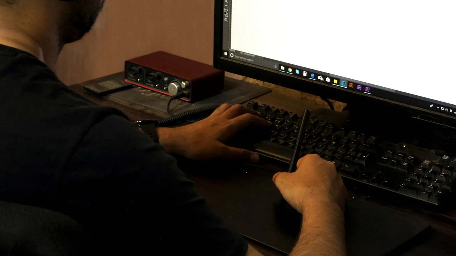 Persoană la un calculator cu Windows, lucrând la setările contului