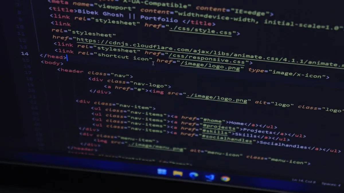 Tastatură și ecran de cod în timpul analizei unui site WordPress compromis