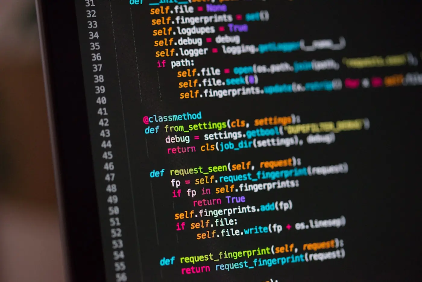 Cod afișat pe un monitor în timpul investigării unui server compromis