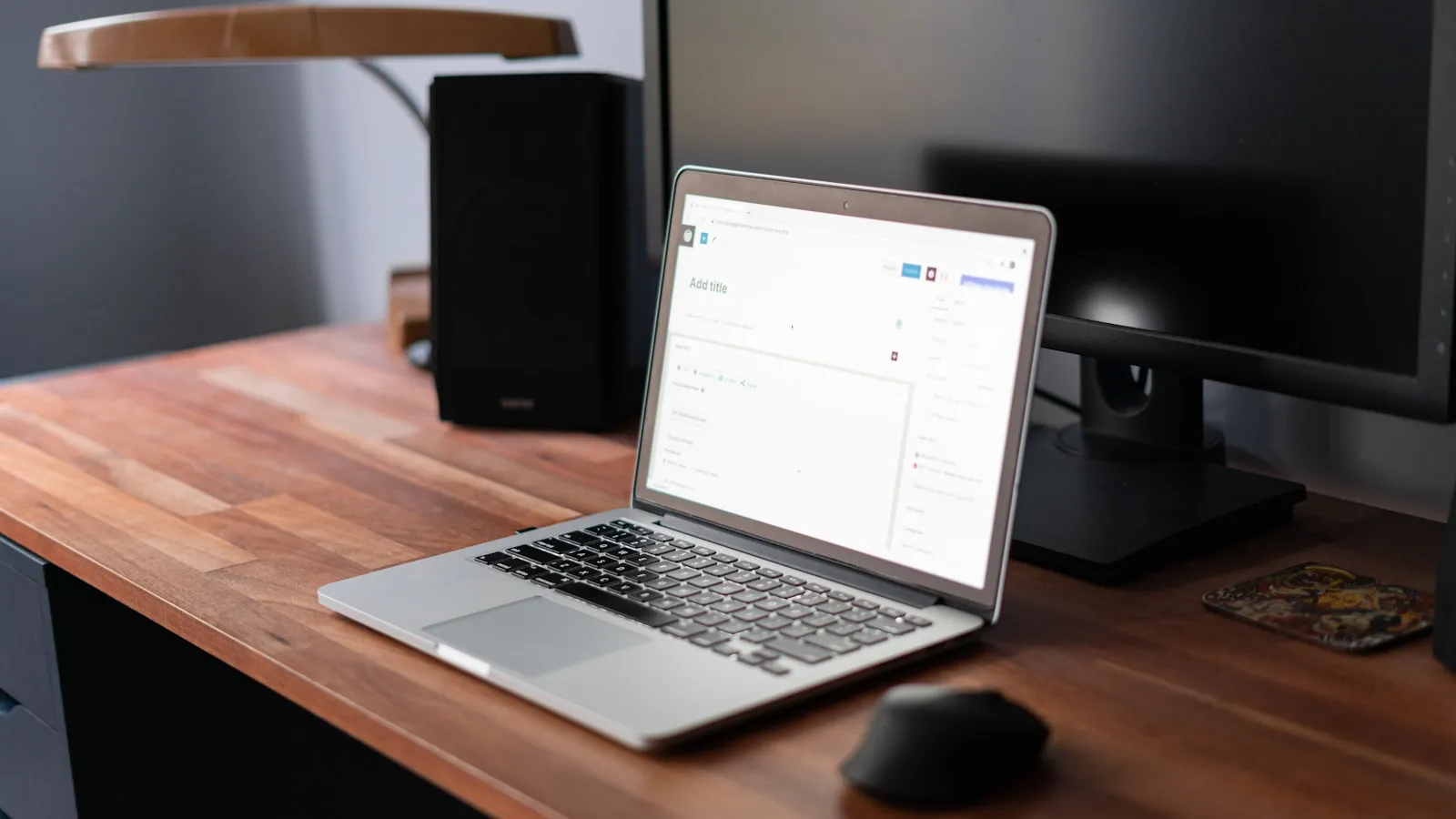 Laptop pe un birou ordonat afișând panoul de administrare al unui site WordPress