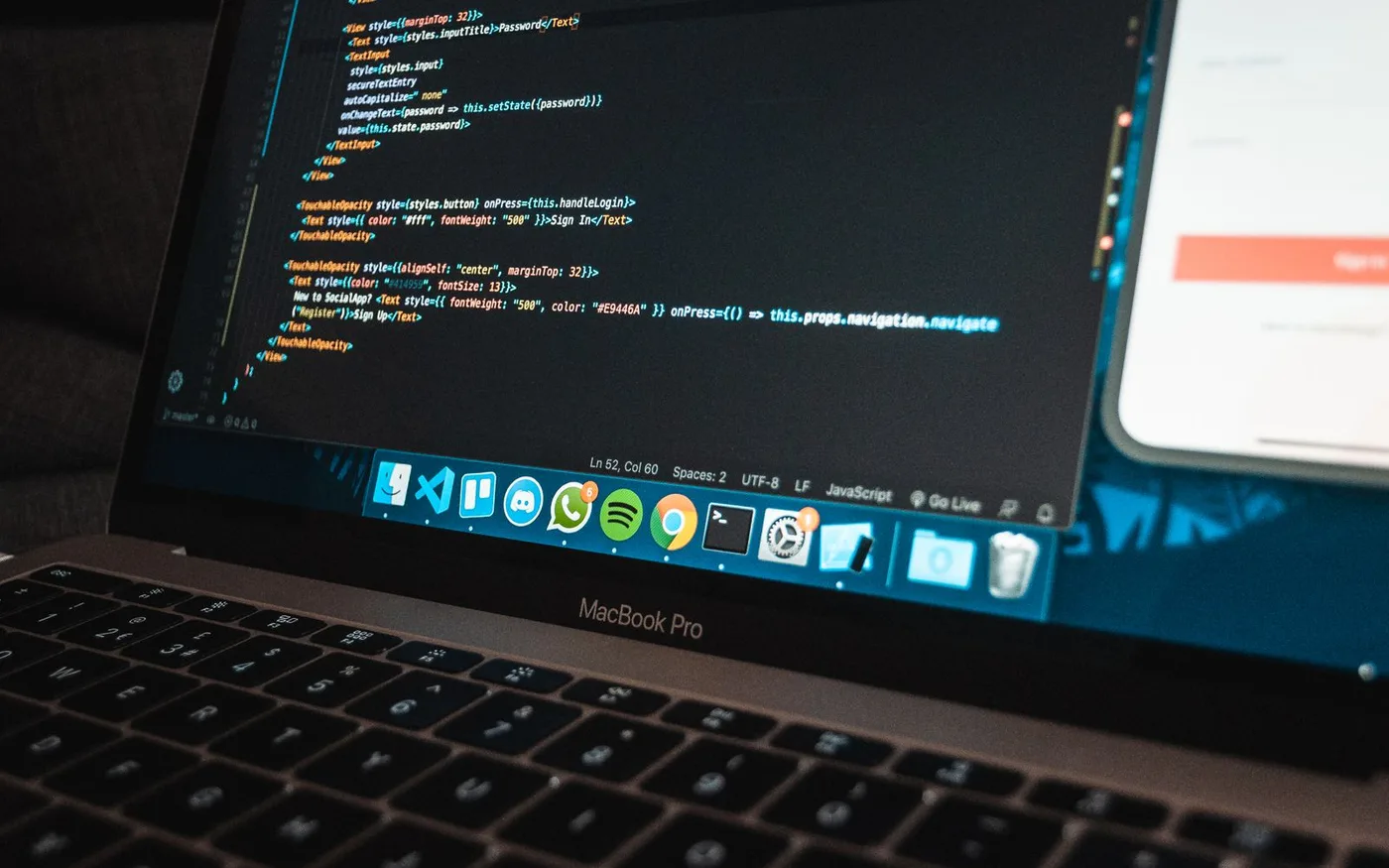 Ecran de laptop cu cod pentru un formular de autentificare